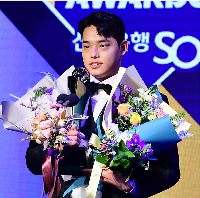 <b>한화 류현진</b> 이후 17년 만에... 에이스 <b>문동주</b>, 2023 신인상... 