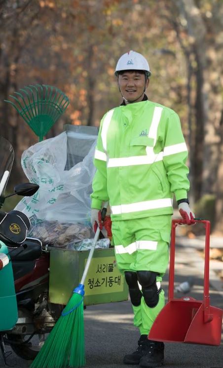  행복지수는 생각하기 나름! 주중엔 청소부, 주말엔 K리그 심판 정동식씨, 유재석을 울린 남자, 착하고 부지런한 아빠 이야기, 진정한 n잡러