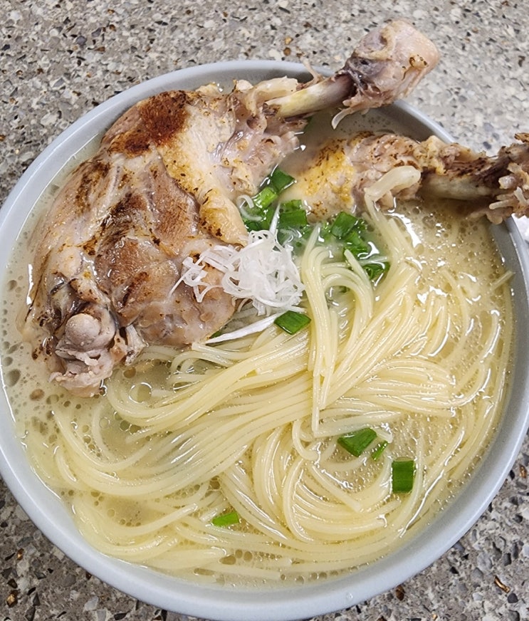  닭다리 국수 - 닭다리로 만든 고소하고 중독성있는 국수를 만들어보았다.