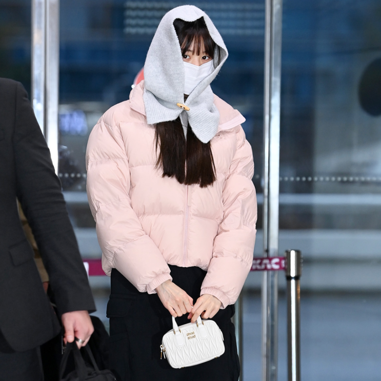 장원영 20대 여자 명품 미니 가방 핸드백 브랜드 미우미우, 아이더 여성 숏패딩 공항패션