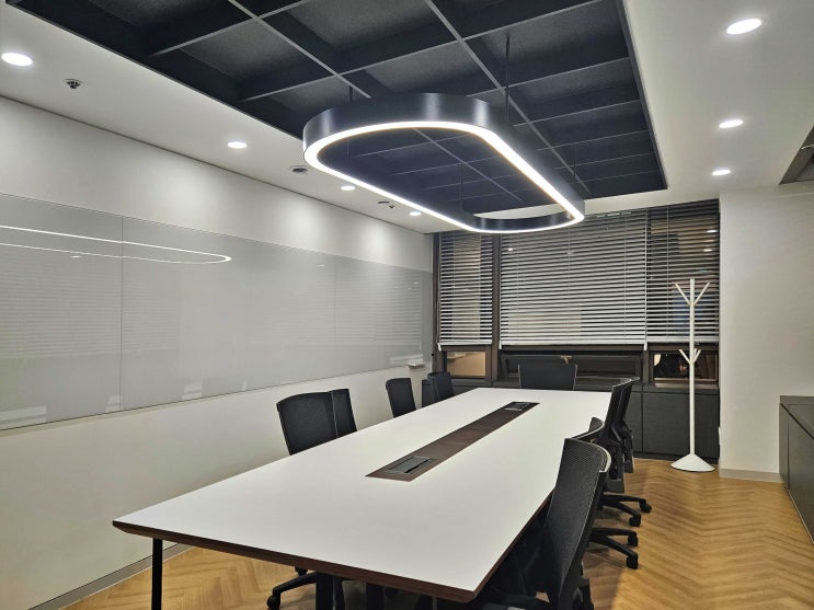 회의실 미팅룸 공간을 만들어가는 펜던트 라인조명.