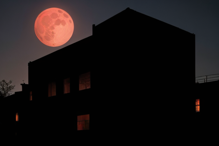 [Ai Greem] 배경_달 175: Free image of building Silhouette in a lunar eclipse and red moon background.