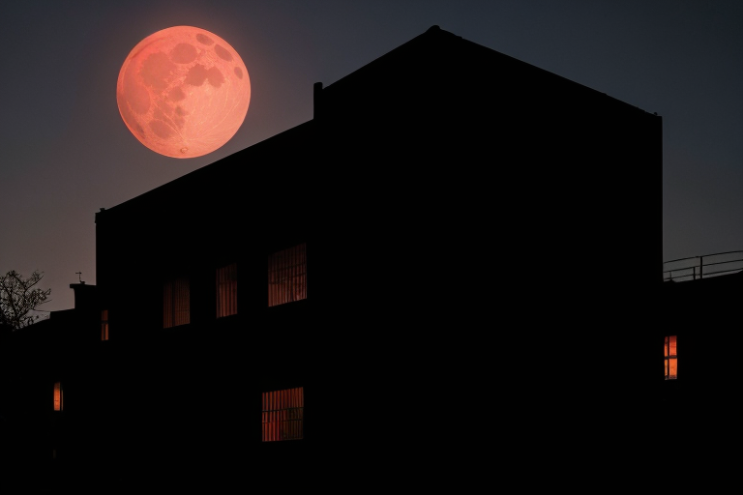  [Ai Greem] 배경_달 175: Free image of building Silhouette in a lunar eclipse and red moon background.