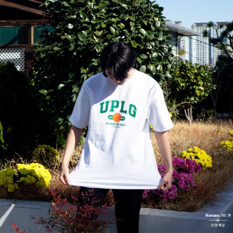 오버핏 티셔츠를 활용한 남녀공용 데일리룩 코디