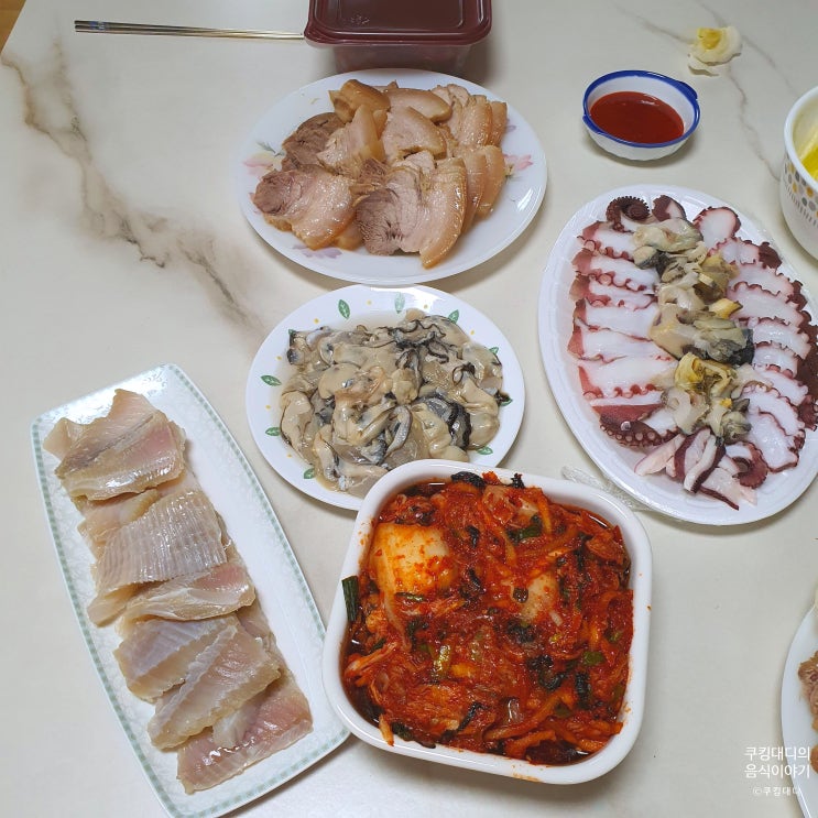  김장 식사 음식조합 보쌈 생굴 홍어 삼합 그리고 자숙 문어와 소라