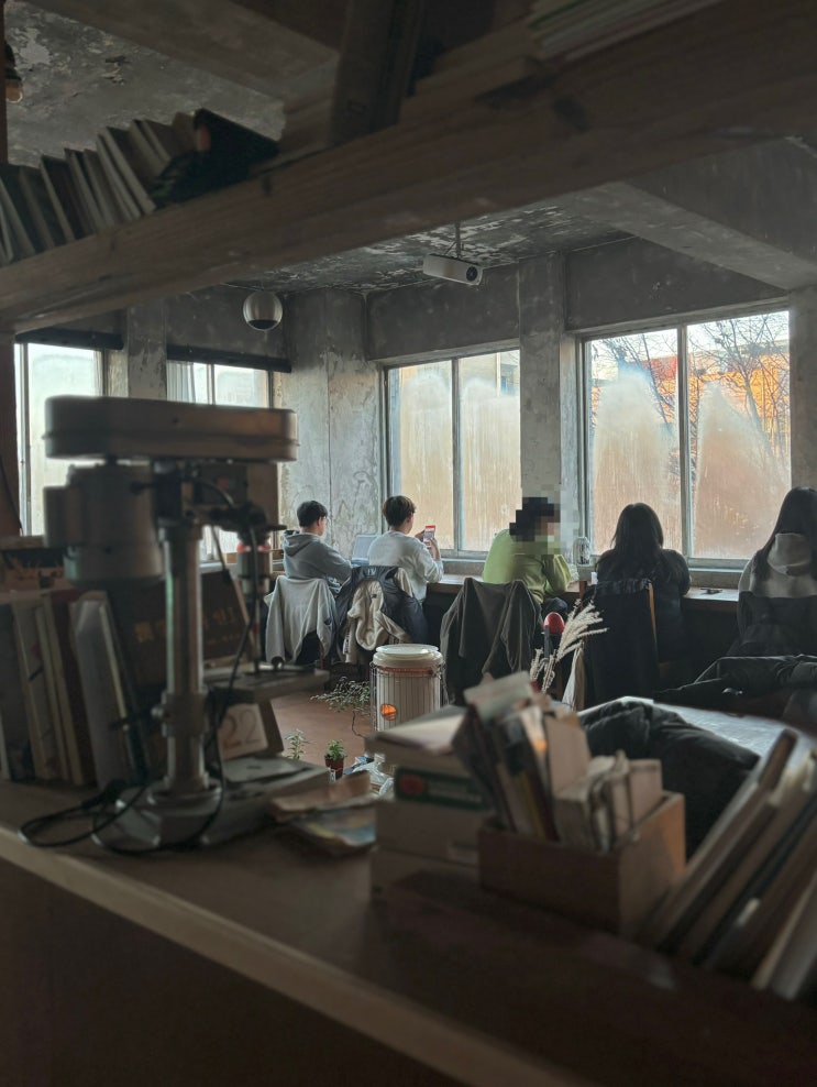  마포구 망원동 ‘HHSS HOUSE’ㅣ혼자 가기 좋은 카페 (고양이 있음)
