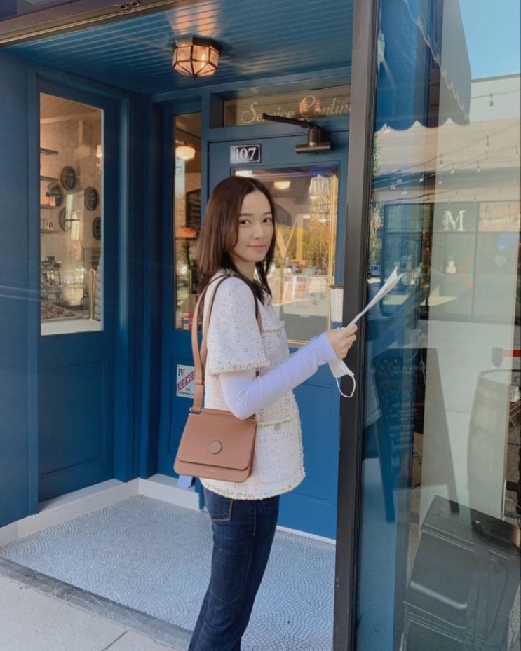  여자 30대 이상 연예인 데일리백으로 인기 만점인 독특한 디자인의 코이무이 크로스백 가방 추천
