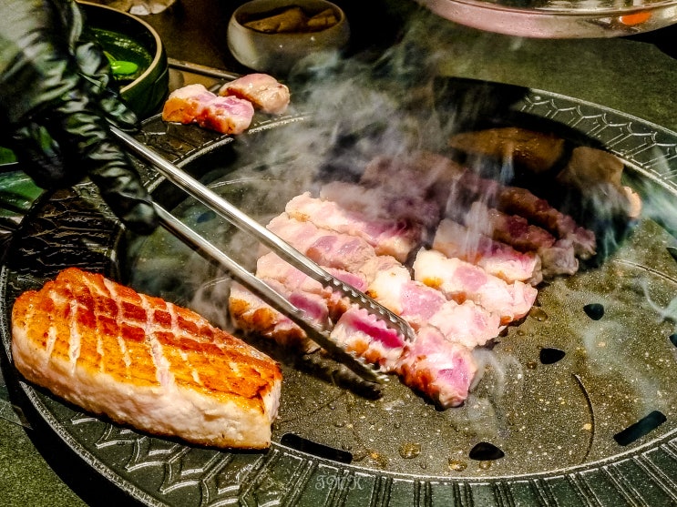 서면 갈매기타운 트렌디한 분위기 속 기름기 가득한 삼겹살 맛집