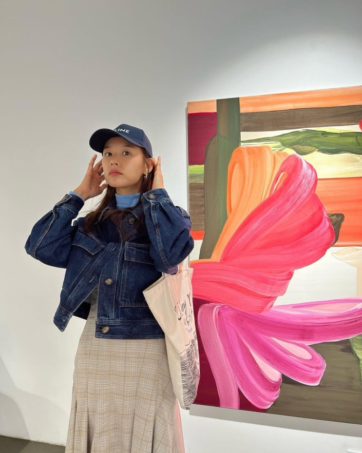 언제나 편히 쓰기 좋은 여자 모자 종류 가운데서 야구 모자 유형의 명품 브랜드 셀린느 볼캡 추천 w. 조윤희