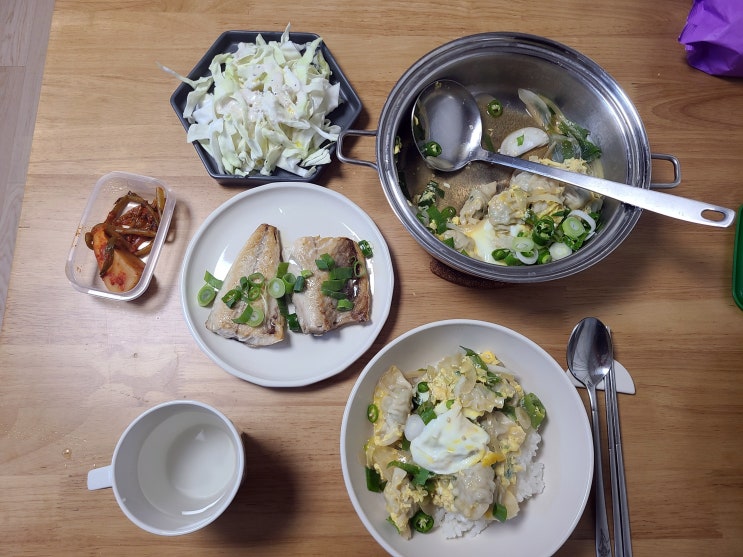 오늘의 점심 : 간단한 자취 음식 -  완제품을 활용한 냄비밥,만두동,고등어구이,양배추샐러드 (feat.샐러드마스터)