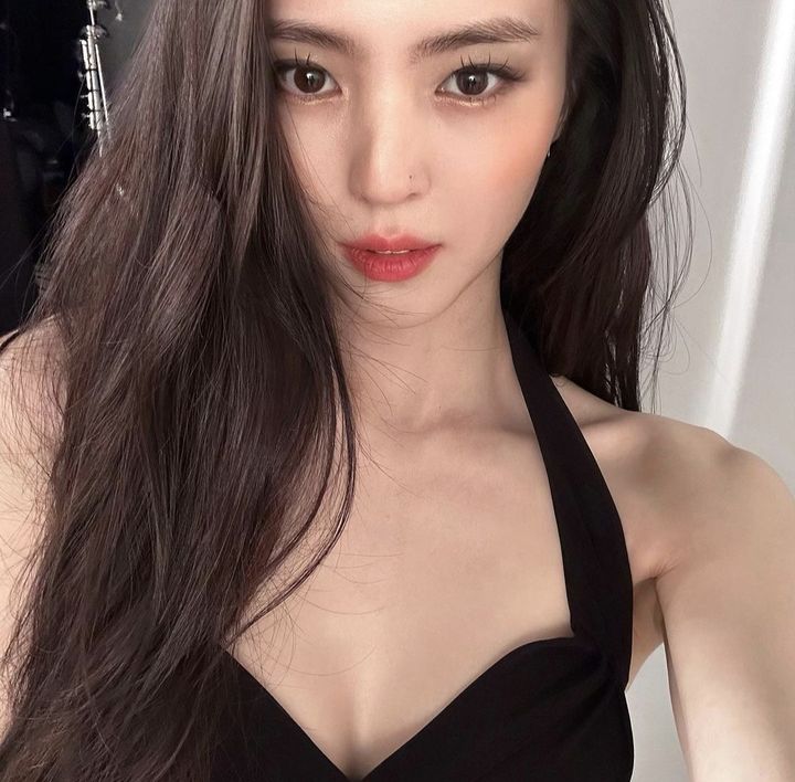 한소희, 코 성형수술 의혹 일축 "실리콘 NO...비염 수술로 코 높아져" 한소희, 코 성형수술 의혹 일축 "실리콘 NO...비염 수술로 코 높아져"