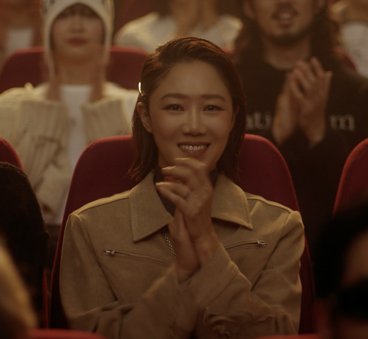  공효진 패션 마뗑킴 여성 스웨이드 가죽 자켓 코디 여자 숄더백 가방 브랜드 에어팟 케이스 정보