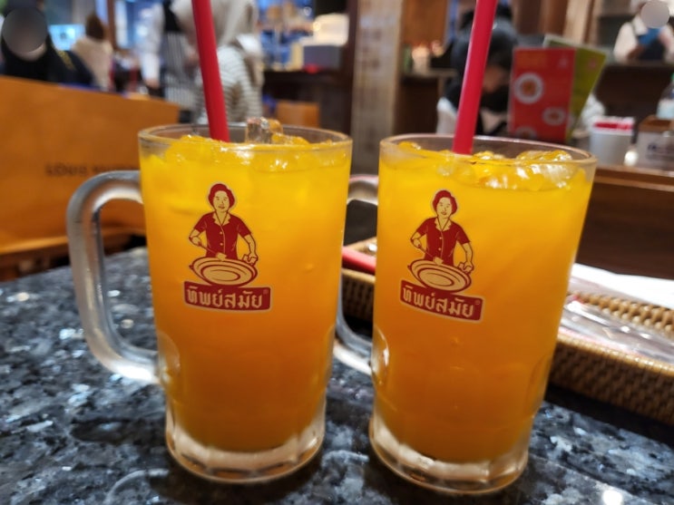 태국 방콕 아이콘시암 안의 미슐랭 선정 오렌지주스 및 팟타이 맛집 팁싸마이
