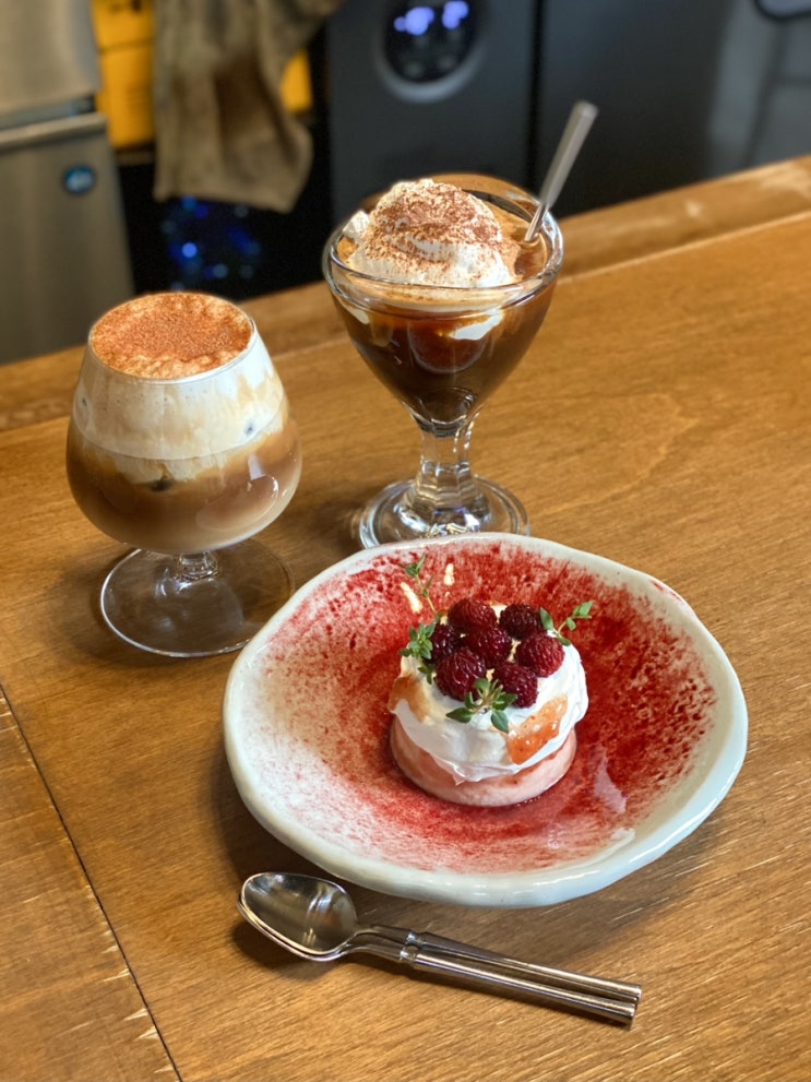  녹사평 꾸덕한 푸딩과 크림커피가 맛있는 카페, 헤미안커피바