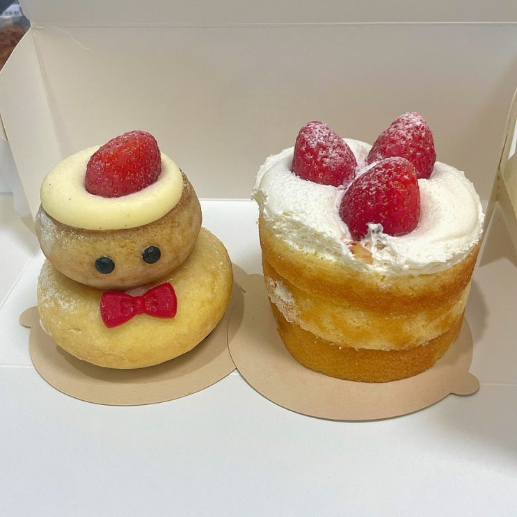 스타벅스 크리스마스 신메뉴 눈사람 바움쿠헨 스노우 딸기생크림 케이크 솔직후기 (가격, 칼로리, 영양정보)