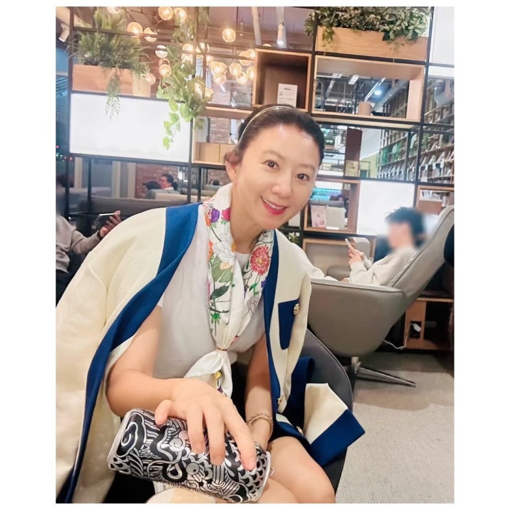  배우 김희애의 여행에서 함께한 예쁜 명품 구찌 & 실크 스카프 TOP 2 살펴보기