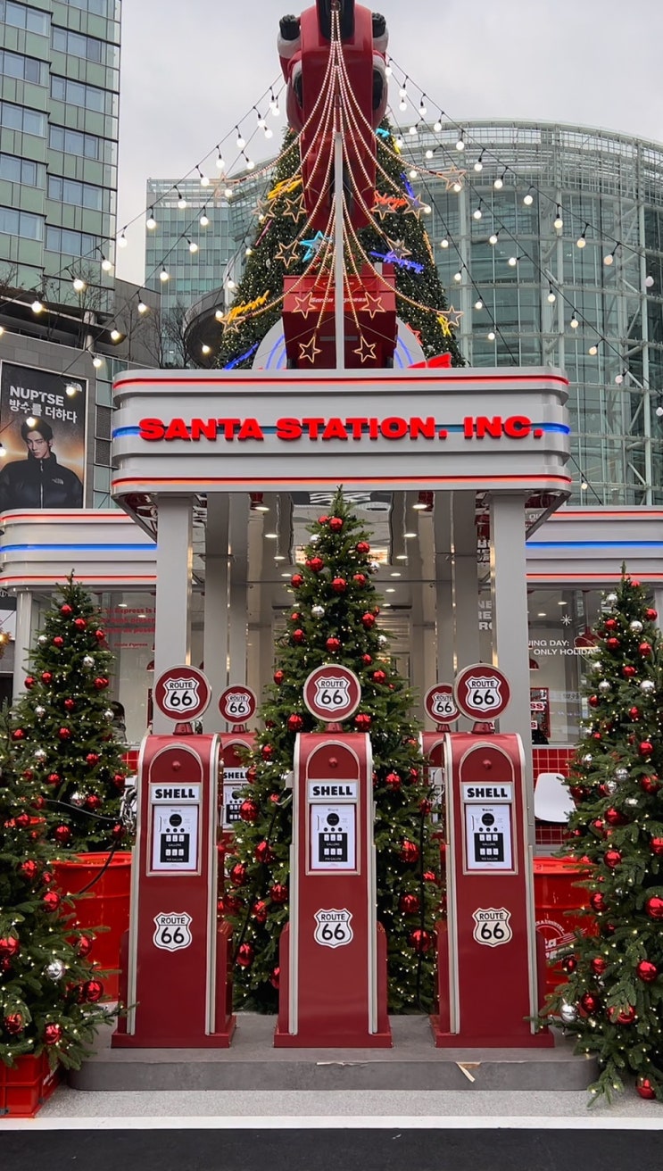 산타 휴식지 컨셉의 영등포 타임스퀘어 크리스마스 트리