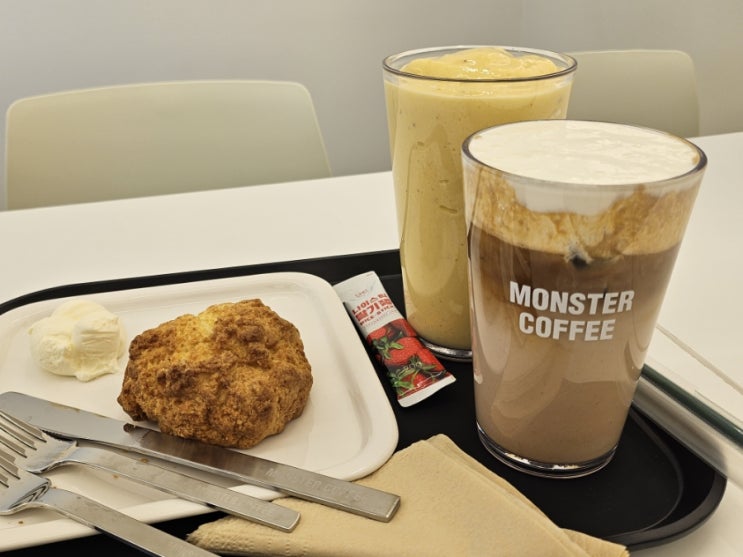  지산동 카페 몬스터커피 맛난 커피에 2024 달력 까지