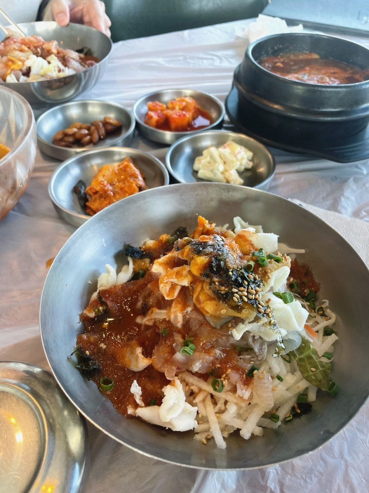 경주감포 돌고래횟집:) 감포물회와 경주대게코스요리를 맛볼 수 있는 횟집 