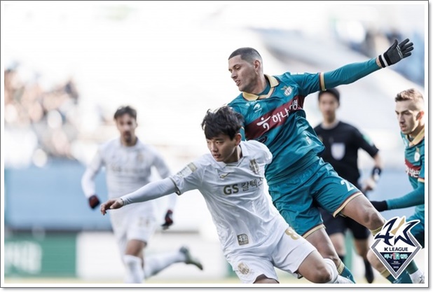 <b>울산</b>, 라이벌 <b>전북</b> 꺾고 우승 세리머니/승격 첫해에 <b>ACL</b>... 