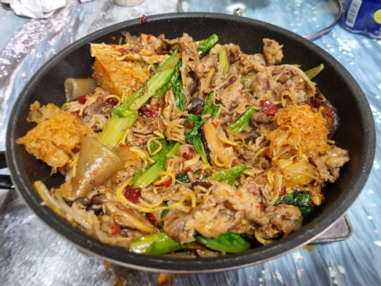  마라에 미친 사람? It's me. (하이디라오 vs 메이리 마라 소스 비교 리뷰)