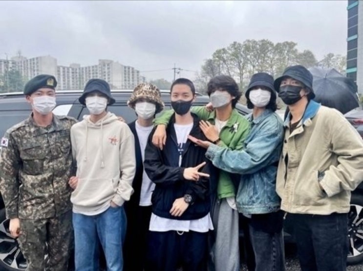 <연예가핫이슈> 방탄소년단 동반입대 '아미' 된다 뷔 수방사 특임대 지원 / 지민 정국 '조교' 진 재회 <연예가핫이슈> 방탄소년단 동반입대 '아미' 된다 뷔 수방사 특임대 지원 / 지민 정국 '조교' 진 재회