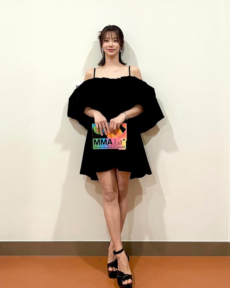이주빈 ETRO 에트로 옷 벨벳 미니 블랙 원피스 코디 정보 이주빈 ETRO 에트로 옷 벨벳 미니 블랙 원피스 코디 정보