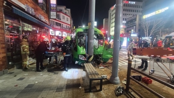 "<b>부산</b> 법일동, 마을BUS" 승용차·신호등 충돌, 8명 <b>중경상</b> 병원... 