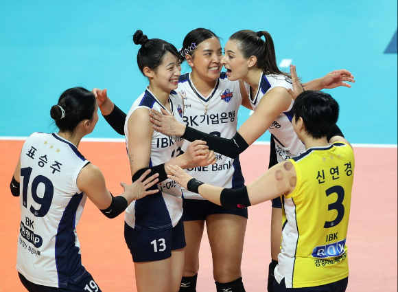 여자배구 <b>IBK기업은행</b>, 정관장에 3-2 <b>역전승</b> (정관장이 위기에... 