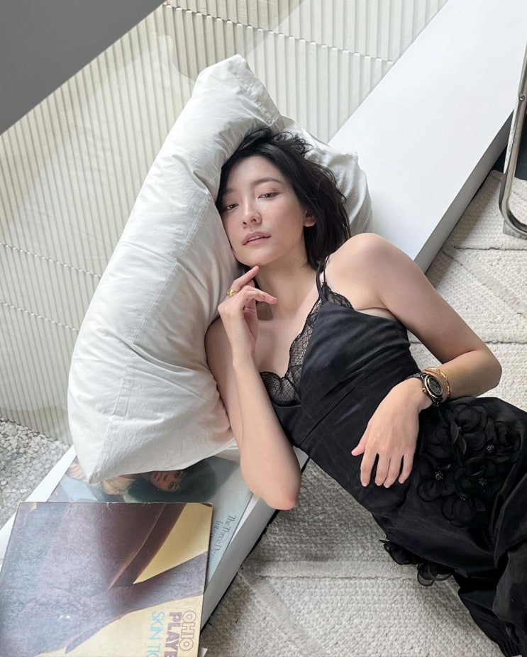  30대 여자 명품 손목 시계로 연예인도 즐겨 차는 세라믹한 디자인이 예술인 샤넬 J12 여성 타임피스 추천 w. 박지현
