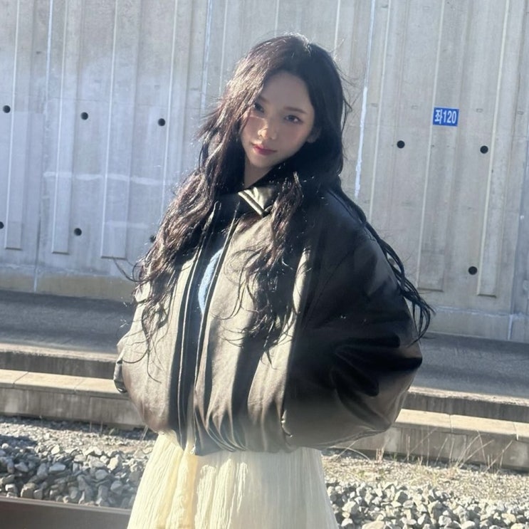  에스파 카리나 여성 가죽 봄버 자켓 코디 어디 제품?