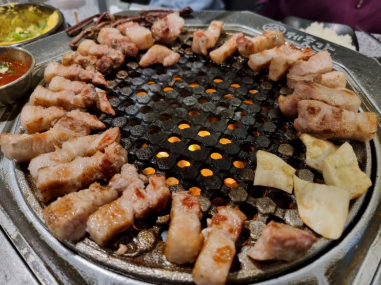 제줏간 홍대점에서 삼겹살에 소주 한 잔 제줏간 홍대점에서 삼겹살에 소주 한 잔