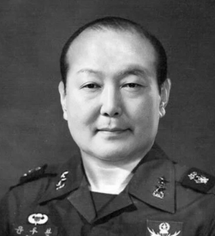 [멸굥뉴스] '<b>서울의</b> 봄' 흥행 질주에, 윤석열 "<b>전두환</b>, 정치... 