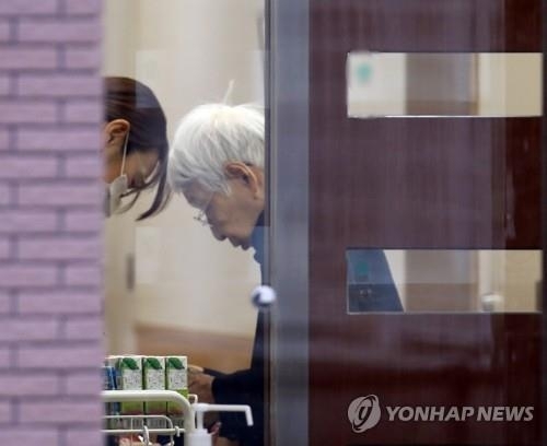 아들이 공원에 유기…86세 日 할머니 앉은 자세로 사망 아들이 공원에 유기…86세 日 할머니 앉은 자세로 사망