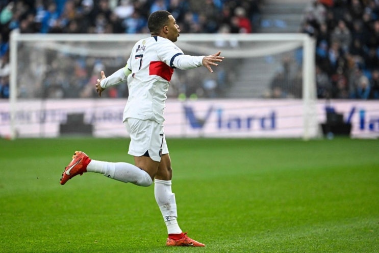 PSG <b>이강인</b>, <b>한글 유니폼</b> 입고 풀타임 ··· '수적 열세 극복... 