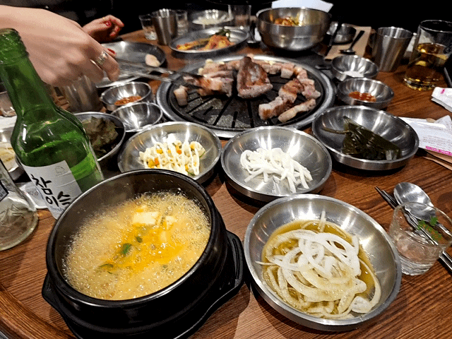  연희동 투어 : ) 고기육즙이 기가막힌 장대포주먹고기, 골뱅이치킨이 맛있는 태성골뱅이, 회/라면맛집 해산물포차 잘들어