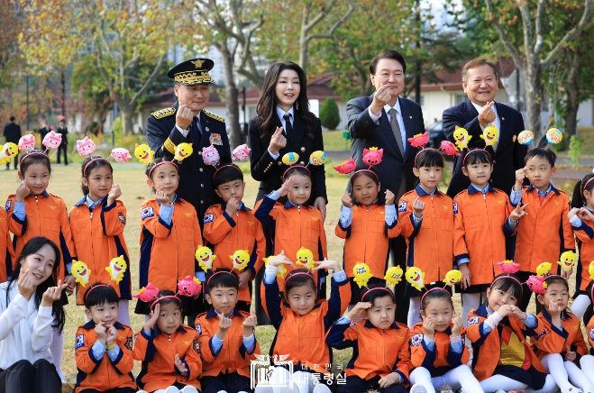 尹대통령 "<b>소방관</b>이 국민 사랑·존경 받는 <b>나라</b>가 건강한 <b>나라</b>"