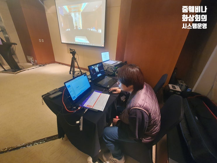 온라인 화상회의 줌 컨퍼러스 해외 연결 델리게이션 마이크 카메라 장비 설치 운영 업체에서 진행 온라인 화상회의 줌 컨퍼러스 해외 연결 델리게이션 마이크 카메라 장비 설치 운영 업체에서 진행