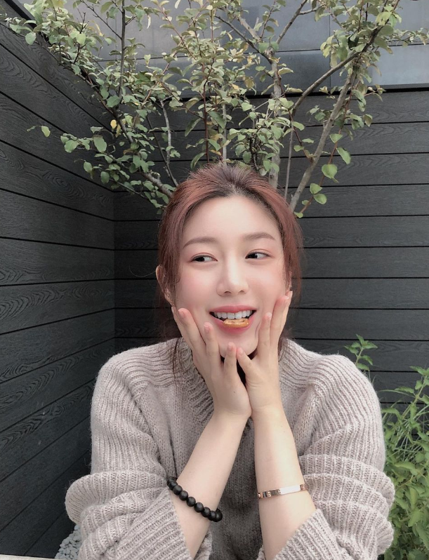  배우 이다인이 착용한 은은하며 자연스런 멋이 최고인 명품 쥬얼 브랜드 까르띠에 LOVE 금 팔찌 추천