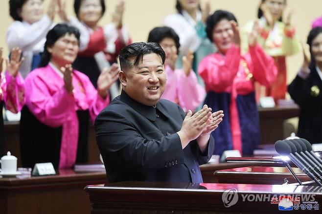 김정은 "사업 힘들 때 <b>어머니</b>들 생각"…전국<b>어머니대회</b> 참석