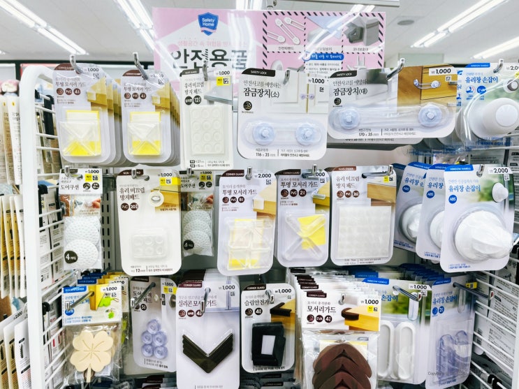 다이소 모서리가드 보호대 문고정 도어스토퍼 방문 잠금장치 다이소 모서리가드 보호대 문고정 도어스토퍼 방문 잠금장치