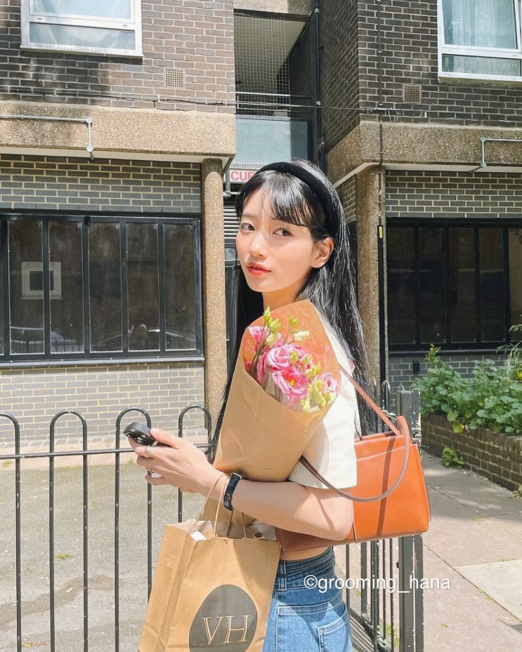  수지 런던 여행룩 사복: 세련된 중저가 숄더백 스타일링