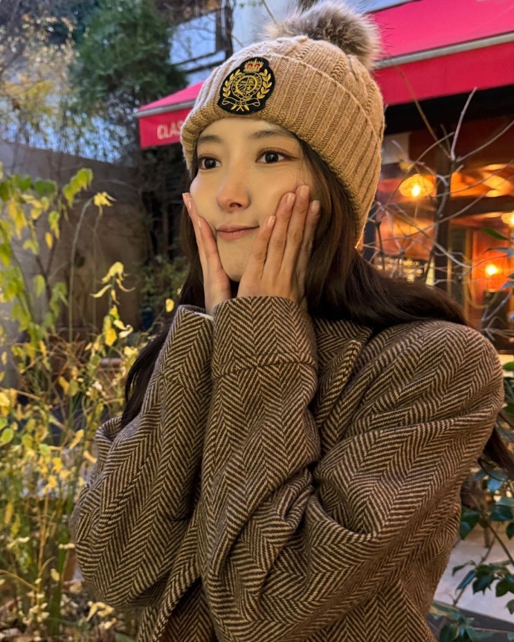  배우 이세영의 겨울 데일리룩으로 폴로 랄프로렌의 헤링본 코트 자켓 코디로 완성한 OOTD 추천