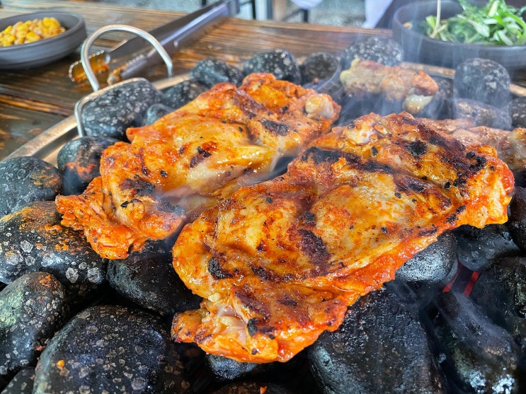  강원도 춘천 맥반석에 구워주는 숯불 닭갈비 참나무숯불닭갈비막국수