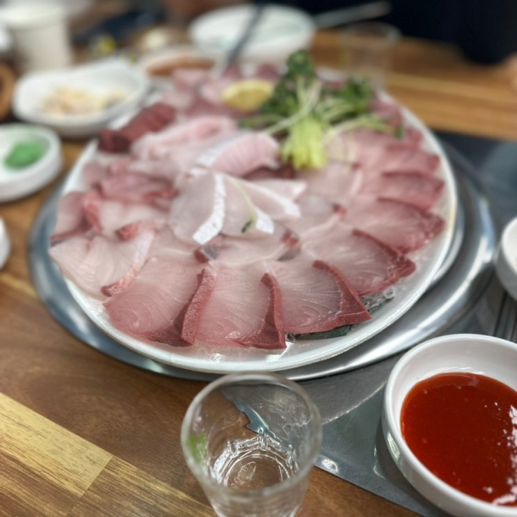  대방어가 왔다~ 속초오징어어시장 서현점 대방어회 해삼 오징어숙회 매운탕 매장 방문 리뷰.