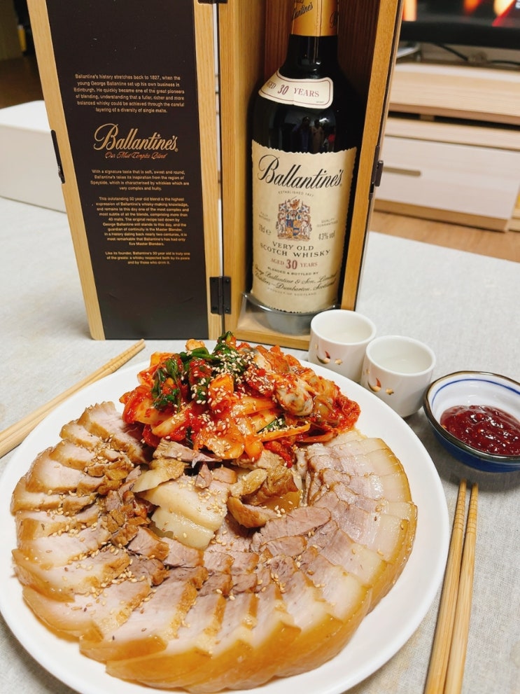  김장은 끝났지만, 수육과 김치, 산삼주는 남아있었다.