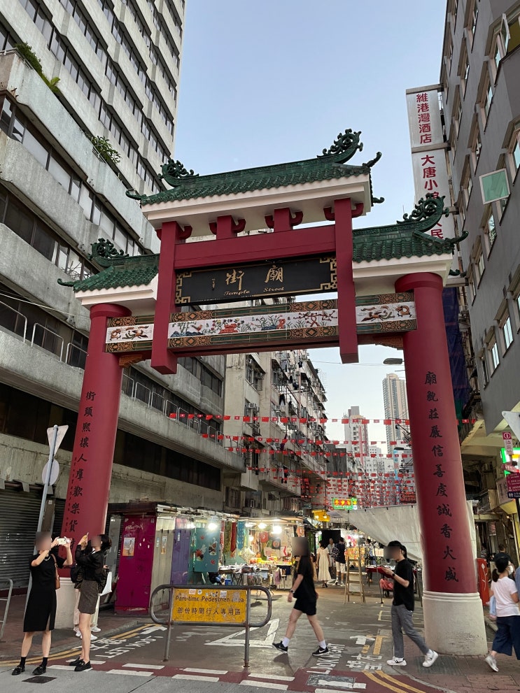  잡다한 기념품들을 구경하는 재미 / 홍콩 템플 스트리트 야시장 ( Temple Street Night Market )