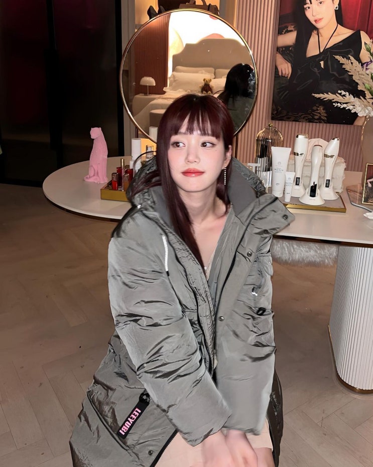  배우 이유비와 다솜이 겨울날 따뜻함을 온전히 가져갈 구스다운 여자 롱 패딩 코디 추천