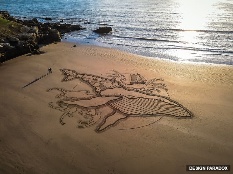 해변 모래 위 큰 그림을 디자인하는 비치 아트(Beach Art) 작가 츠벤