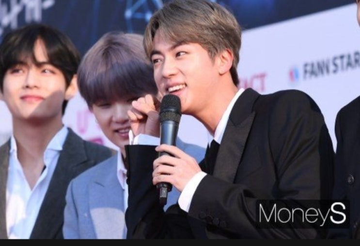 <연예가핫이슈> 방탄소년단 진, '병장' 됐다 멤버 입대 소식에 "눈물이ㅋㅋ" <연예가핫이슈> 방탄소년단 진, '병장' 됐다 멤버 입대 소식에 "눈물이ㅋㅋ"